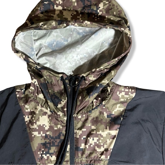 The North Face Digital Camo Windbreaker Jacket - Picture 4 of 6